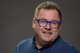Václav kopta se přidal na seznam celebrit nakažených koronavirem a na rozdíl od jiných nemoc rozhodně nezlehčuje. Vaclav Kopta Dvojka