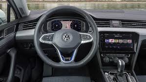 Zum marktstart des #vw #passat variant im september 2019 wird es zudem eine auf 2000 modelle begrenzte s. Volkswagens Neuer Passat Mit Stromkraft Durch Die Innenstadt Berlin Tagesspiegel