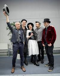 Босоногого святослава вакарчука раскритиковали за выступление под дождем. Doch Svyatoslava Vakarchuka