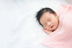 Cukup sekadar bacaan perlahan di telinganya sudah melepaskan syarat berazan kepada bayi. Anjuran Mengumandangkan Adzan Di Telinga Bayi Saat Baru Lahir Naviri Magazine