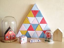 Après avoir admiré la façade du célèbre salon de thé parisien, cette édition 2020 vous fait pénétrer dans un restaurant, plongé dans un décor de noël. Diy Calendrier De L Avent Geometrique Loicia Itrema