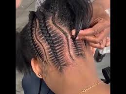 En effet, les tresses afro sont tissées de façon plutôt compacte et soyez méticuleux afin que les tresses soient égales du front à la nuque. Comment Faire Des Tresses Africaines Pour Un Look Style Youtube Comment Faire Des Tresses Faire Une Tresse Africaine Tresses Africaines