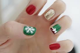 Would be nice to do on gold coloured nails, black or silver. Christmas Nail Art Volleysparkle