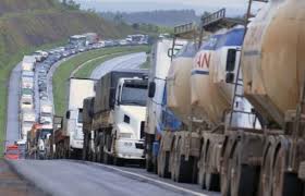 Em 2018, uma greve de caminhoneiros, que contou com apoio de empresários do setor de transportes, paralisou o país por 11 dias em maio, gerando impactos na economia que perduraram ao longo de. E6qsrtnp8 189m