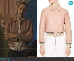 Betty S Insect Print Shirt And Pink Leather Jacket On Riverdale Betty Cooper Outfits Riverdale Fashion Betty Cooper Style