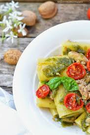 Sbucciate lo scalogno e affettatelo, dividete a metà o in quarti i pomodorini ben lavati e fate insaporire tutto in una larga casseruola con 3 cucchiai di olio e il timo. Paccheri Allo Sgombro Con Pesto Di Mandorle E Pomodori Caramellati Frames Of Sugar Fotogrammi Di Zucchero