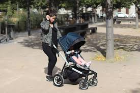 Poussette Sleek De Thule Polyvalence Et Elegance En Ville Baby Shower Garcon Poussette Et Bebe Arrive