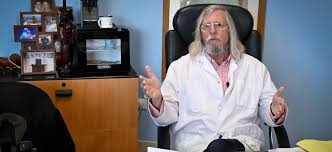 Sir didier raoult, seigneur soigneur, pêcheur de virus et bras armé de la chloroquine #cud 📍marseille. Coronavirus Trouver Un Vaccin Est Un Defi Idiot Pour Didier Raoult Le Defenseur De L Hydroxychloroquine