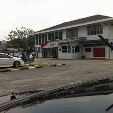 Eeh, ada dik tita… jawab seorang bapak yang posisi duduknya paling dekat pintu. Pejabat Pos Bangi Seksyen 10 San Coiy