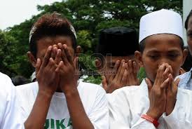 Kumpulan doa untuk orang meninggal dunia dibawah ini merupakan salah satu bacaan doa bagi orang yang sudah meninggal dunia laki laki yg sdh dilengkapi dg terjemahan bahasa indonesia sehingga bisa memudahkan anda dlm menghafalkanya untuk diamalkan sendiri dirumah. Mendoakan Orang Mati Republika Online