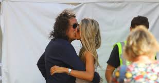 S legendárním souborem uno projel velkou část evropy a i doma byl s kolegy za hvězdu. Richard Genzer Ma Novou Lasku Vasniva Libacka S Blondynkou Primo Na Ulici Blesk Cz