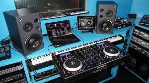Oggi parliamo di console da dj e controller dj ovvero le macchine che permettono il mixaggio di due o più brani. Numark Mixdeck Quad Console All In One Cd Mp3 Midi Controller Supporto Ipad E Ipod Touch Alar S Recording Studio Di Registrazione Mixaggio Mastering Corsi Dj Cubase Ableton Live