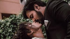Pearle maaney is a multifaceted personality of malayalam entertainment industry. Bigg Boss Malayalam Ex Contestants Pearle Srinish Share Lovable Kiss On Their Wedding