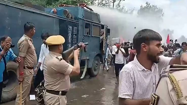दिल्ली लाठीचार्ज के विरोध में पटना में छात्रों का मार्च, पुलिस से झड़प के बाद वाटर कैनन और आंसू गैस का इस्तेमाल