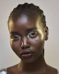 Tren Makeup Era '90-an Dihidupkan Kembali Selama Pertunjukan Musim  Semi/Panas 2022