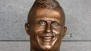 500 like on ''ronaldo and messi? Bildhauer Kontert Spott Fur Ronaldo Buste