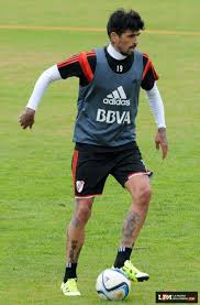 Gonzalez kreeg zijn opleiding bij huracan, een team uit buenos aires, maar brak door bij river plate. Pin En Luis Oscar Gonzalez