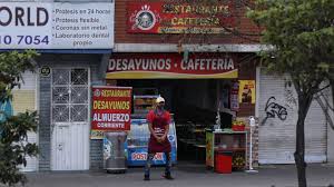 Diversos gobiernos, a lo largo de la historia, han establecido el toque de queda en momentos particulares. Bhmof Skcyn0gm