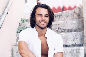 During his childhood, he excelled at football and boxing. Epingle Sur News People