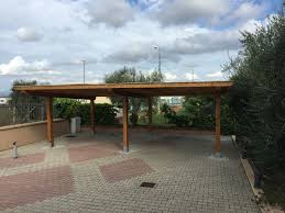 Tettoia con copertura in rivestimento tetto con canne di un ristorante rustico. Tettoia Per Auto Con Copertura In Canne Di Bambu Outdoor Decor Outdoor Furniture Outdoor Table