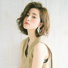 涼しい風が流れる晩夏は 軽やかウェービーボブでのんびり過ごして マキアオンライン maquia online 髪型 ボブ ヘアスタイリング ヘアスタイル