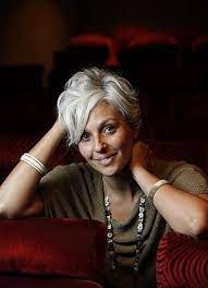 6 erreurs que l'on fait toutes à la plage ; Femme 50 Ans Naturally White Silver Grey Hair Les Cheveux Blancs Coupes Je Ne Colore Plus Trop De Problemes Mais J Ai Besoin D Un Tres Bon Coupe Courte Magazine