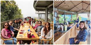 Jalan setapak dan bebatuan sekitar menjadikan acara bersama di pondok. 32 Restoran Di Bali Dengan Latar Belakang Pemandangan Alam Nan Cantik Dan Menakjubkan