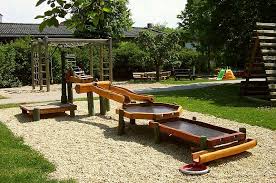 Wasserspielplatze Und Spielanlagen Zum Matschen Wasserspiel Aus Robinienholz Und Edelstahl Matschtische Und Rinnen Rhe Wasserspielplatz Spielplatz Wasserspiele