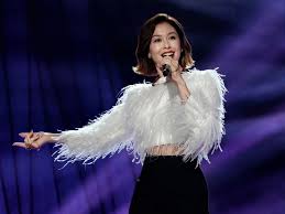 Carolina cazadora denuda