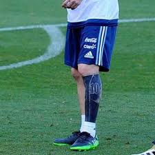 El dibujo retrata las manos de su pequeño hijo junto. Lionel Messi Mostro Extrano Tatuaje En Practica De Argentina Deporte Total El Comercio Peru