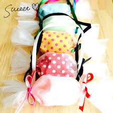 キッチンで大活躍の 水切りネット ですが 意外な活用方法がたくさんあるって知っていますか 生活の中で役立つ活用術から snsで大人気の水切りネットを使った 手作りチュチュやドレス パニエの作り方も詳しく解説します パーティーの飾りやラッピング ヘア