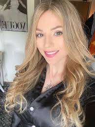 Hi beautiful ones!! 💖💖💖 Imagine you meeting a stranger today and you two  get into a deep, interesting conversation about life..🤍+🤍 This individual  seems to feel a bit unsure in his/her direction