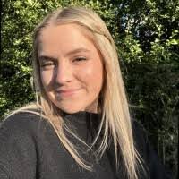 Elizabeth Hansford's Instagram, Twitter & Facebook