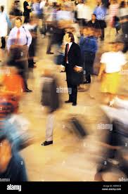 Uomo fermo nella folla, movimento sfocato Foto stock - Alamy