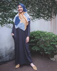 Pictures gallery of gaya baju muslim. Cara Tampil Stylish Dengan Hijab Menutup Dada Dari Zaskia Sungkar