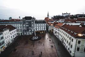 Situado en europa central, limita al norte con polonia, al este con ucrania, al sur con hungría. Programa Do Governo Da Bolsas Para Estudar Na Eslovaquia
