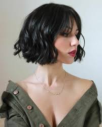 La frangia a tendina è il nuovo hair look da provare con capelli lunghi o corti. Capelli Corti Con Frangia Look Di Tendenza Archzine It