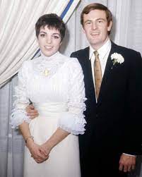 Trouvez les liza minnelli wedding images et les photos d'actualités parfaites sur getty images. Liza Minnelli Peter Allen Addicted To Love A Hollywood Wedding Album Purple Clover
