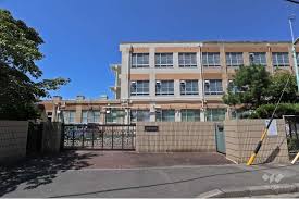 千成小学校の外観