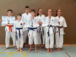 Sonstige: Lisa Schlenker steckt Schlag gegen Kopf weg