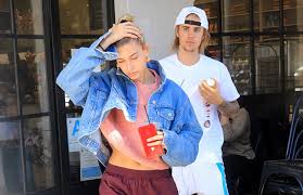 Justin bieber shakes fins with one lucky dolphin as he visits atlantis paradise island with some justin bieber, 21 savage, rap hits, workout playlist 2021, spotify rap, spotify playlist, rap songs, dj. Was Justin Bieber Seiner Ehefrau Hailey Alles Verbietet Foto Kosmo