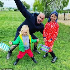 All i know so far (2021), p!nk & willow sage hart: Pink S Ehemann Carey Hart Debuts Tochter Willow Die Neue Buzz Haare Schneiden Wir Haben Den Gleichen Friseur Aktuelle Boulevard Nachrichten Und Fotogalerien Zu Stars Sternchen