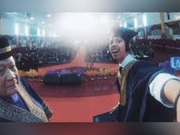 Suksis uitm shah alam studios 1 year ago. Kisah Graduan Selfie Di Pentas Konvo Kembali Tular