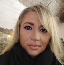 Sverniciare, portare a legno grezzo e nutrire il mobile! (Guarda il video  completo! Link nel primo commento) 😘