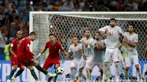 وشدد على أن منتخب مصر طموحه ليس الأداء المشرف فقط، ولكن لديه طموح للوصول إلى الأدوار التالية في كأس العالم. Ù…ÙˆÙ†Ø¯ÙŠØ§Ù„ 2018 Ø§Ù„Ø¨Ø±ØªØºØ§Ù„ ØªÙ†ØªØ²Ø¹ ØªØ¹Ø§Ø¯Ù„Ø§ Ù…Ù† Ø¥Ø³Ø¨Ø§Ù†ÙŠØ§ Ø¨Ø«Ù„Ø§Ø«ÙŠØ© Ø±ÙˆÙ†Ø§Ù„Ø¯Ùˆ Ø±ÙŠØ§Ø¶Ø© ØªÙ‚Ø§Ø±ÙŠØ± ÙˆØªØ­Ù„ÙŠÙ„Ø§Øª Ù„Ø£Ù‡Ù… Ø§Ù„Ø£Ø­Ø¯Ø§Ø« Ø§Ù„Ø±ÙŠØ§Ø¶ÙŠØ© Ù…Ù† Dw Ø¹Ø±Ø¨ÙŠØ© Dw 15 06 2018