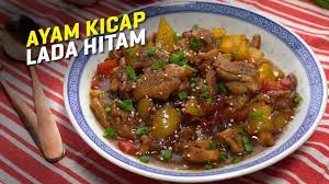 Ayam lada hitamg pedas manis ini akan menjadi hidangan yang memanjakan lidah untuk keluarga ataupun sanak saudara yang berkunjung kerumah anda. Jimat Wang Masa Anda Dengan Menghasilkan Lauk Ayam Kicap Lada Hitam Ini Enak Betul