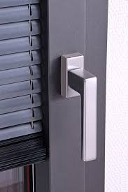 La baie vitrée en aluminium à rupture de pont thermique répond aux exigences d'isolation et vous apporte au quotidien un confort d'utilisation et un accès facilité à vos extérieurs. Store Venitien Pour Menuiserie Multimateriaux M3d Et M3ds Stores Venitiens Millet Portes Fenetres