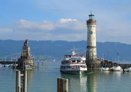 Die Beruhmte Hafeneinfahrt Von Lindau Im Bodensee Mit Dem Bayerischen Lowen Und Dem Leuchtturm Bodensee Hotel Leuchtturm Bodensee Urlaub