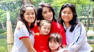 / ibu johan ajar johara makan yee sang. Anak Sulung Johan Anak Angkat