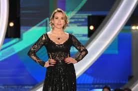 Oltre a domenica live infatti è stata riconfermata anche la sua conduzione al programma serale live. Guerra Totale Sull Eterno Riposo Da Barbara D Urso Il Tempo